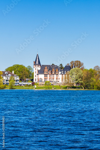Blick über die Müritz auf das Schloss Klink