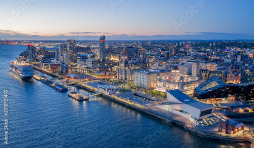 Foto Pier Head Liverpool waterfront with Liver Building and Port of Liverpool offices beside the River Mersey in England