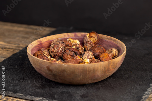 Schilderij op canvas chestnut nuts and their shells, shell on
