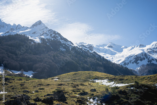 Valle de Ossau cubierto de nieve en primavera, Pirineos franceses