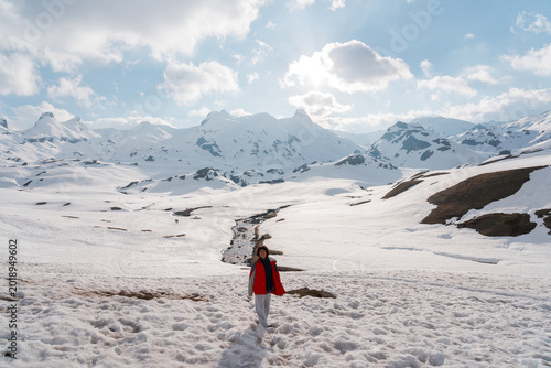 Photos Mujer en la nieve rodeada de montañas durante una aventura invernal al aire libre