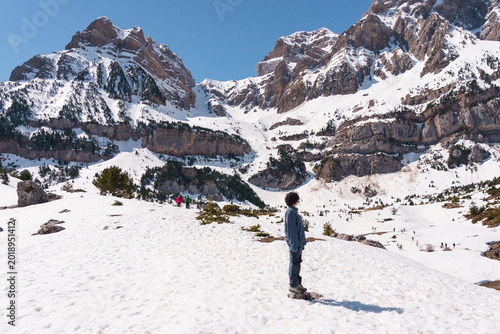 Photos Mujer caminando por un paisaje nevado durante una ruta de montaña en el Ibón de Piedrafita, en el Pirineo aragonés