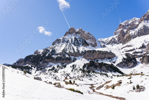 Bild auf Leinwand Paisaje de las montañas del Ibón de Piedrafita en el Pirineo aragonés durante un día despejado de senderismo y naturaleza