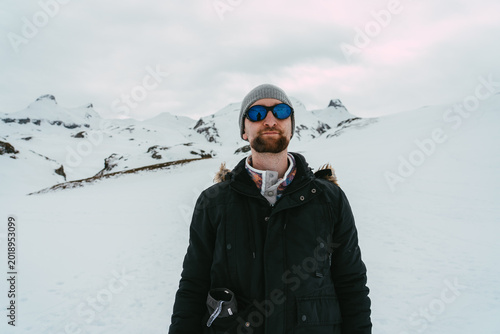 Bild auf Leinwand Chico realizando una ruta con raquetas de nieve en la zona de Portalet y Anayet, cerca de Formigal, rodeado de montañas nevadas en los Pirineos de Aragón, España