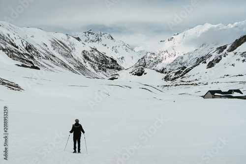 Tableau sur toile Chico realizando una ruta con raquetas de nieve en la zona de Portalet y Anayet, cerca de Formigal, rodeado de montañas nevadas en los Pirineos de Aragón, España