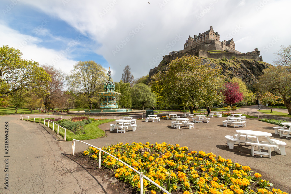 Fototapeta premium Edinburgh Skyline with Scott Monument and Historic Old Town at Golden Hour