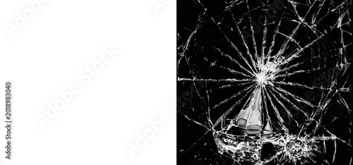 Fotografía A closeup view of a shattered glass surface with cracks spreading out from a cen