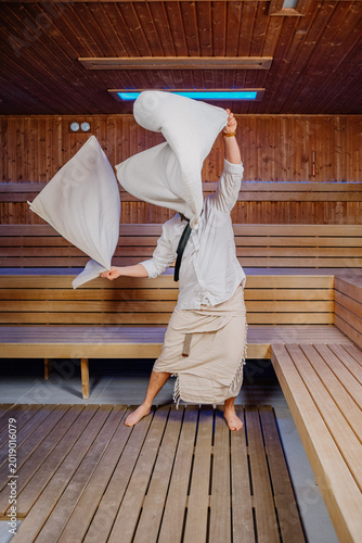 Tapety artystyczne Sauna-mistrz w pracy