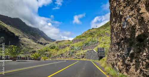 Foto Road winding through banana plantations with steep mountainous terrain in a trop
