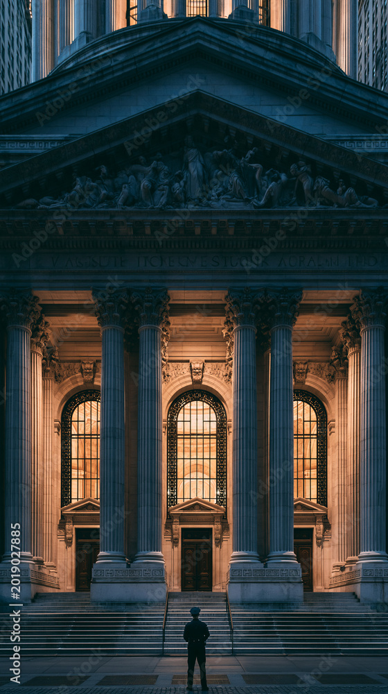 Fototapeta premium Luxurious Nighttime Silhouette: Explore the Illuminated Historic Architecture With Grand Columns and Statues in Urban City Landmarks