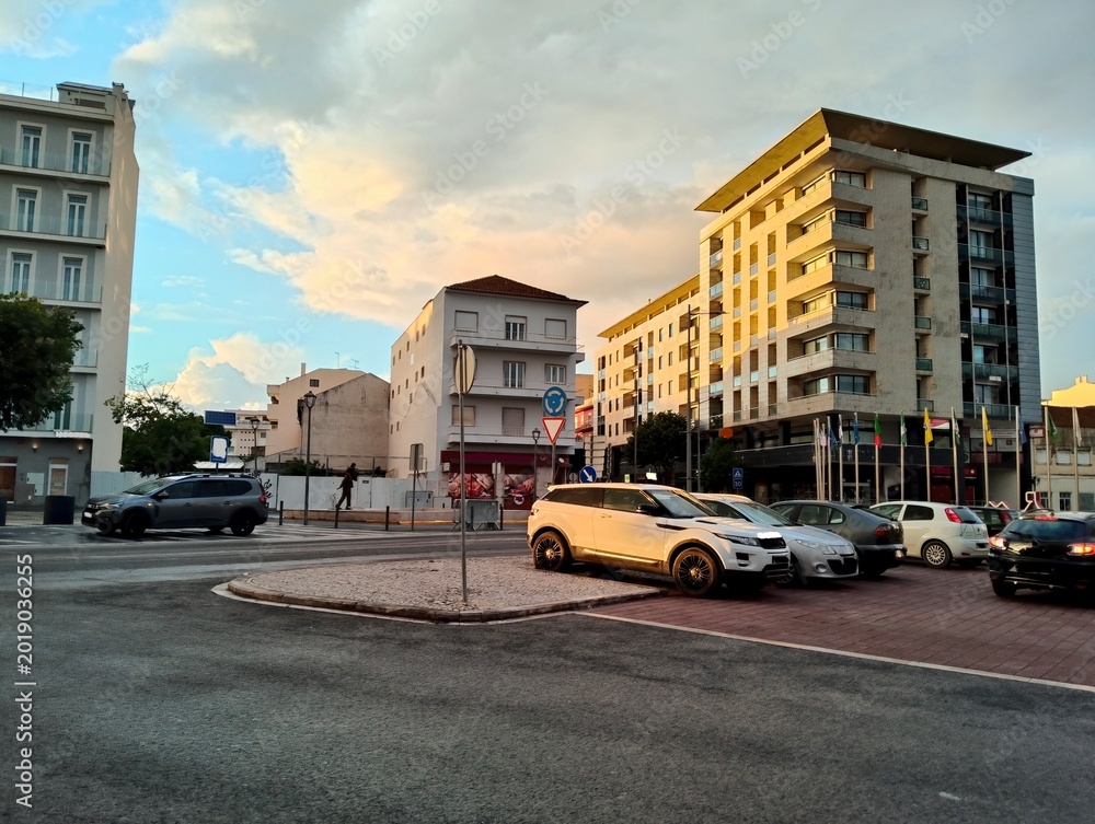 Obraz premium Golden Sunset Glow on Modern Urban Buildings