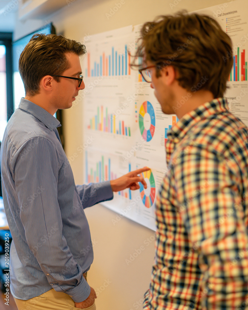 Obraz premium Dynamic Business Meeting: Data Analysis and Professional Consultation in a Collaborative Work Environment