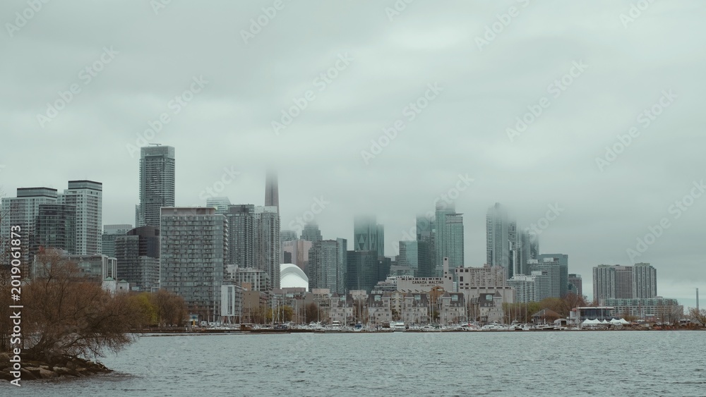 Naklejka premium Toronto Skyline Foggy Overcast Lake Ontario Canada Panorama Cityscape Rogers Centre Autumn Moody