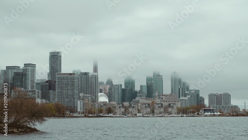 Cuadro en lienzo Toronto Skyline Foggy Overcast Lake Ontario Canada Panorama Cityscape Rogers Cen