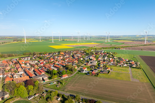Fotografía Söllingen and wind turbines in Helmstedt district, Lower Saxony, Germany