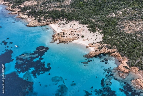 cala soraya nell arcipelago di la maddalena, sardegna.