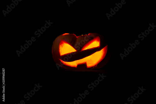 Принти на полотні Rostro de calabaza de Halloween brillante aislado en fondo negro.
