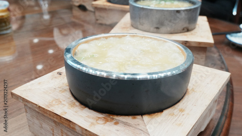 Foto Stone Pot Fish Maw Soup (Bubbling Shot)