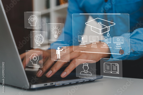 Fotografie E-learning online courses education technology and digital study solutions full