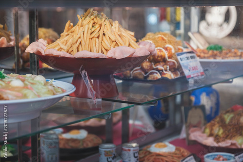 Cuadro en lienzo 新世界、派手な看板が街を彩る！大阪の象徴的な人気観光地、食品サンプルが店先に飾られている風景、大阪、日本