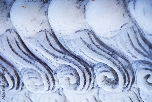 Cuadro en lienzo Close-up of white marble stone carving with traditional architectural wavy patte