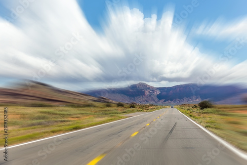Foto Highway leading into Monument Valley, Utah, USA with motion blur effect