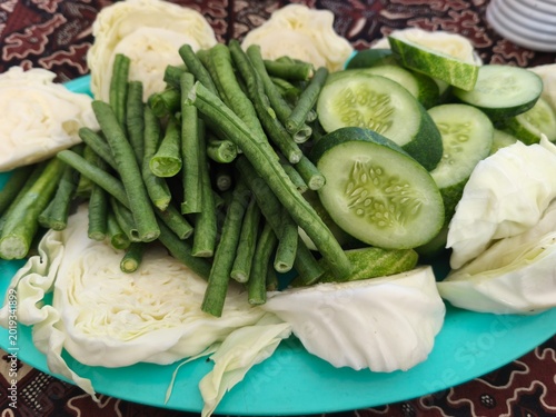 Konstfotografi Fresh Mixed Vegetables on Turquoise Plate - Green Beans, Cucumber Slices and Cab