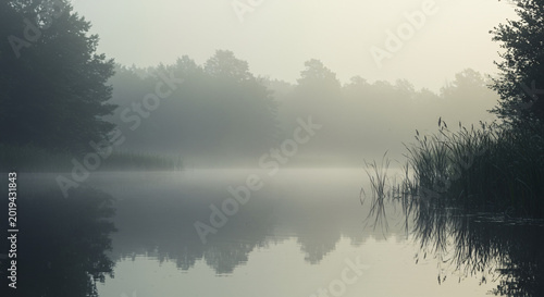 Cuadro en lienzo Misty Morning Lake Reflection