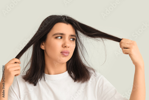 Young woman with dandruff p...