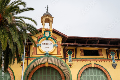Foto belle epoque facade of the Marché Couvert (Covered Market) in Menton, France