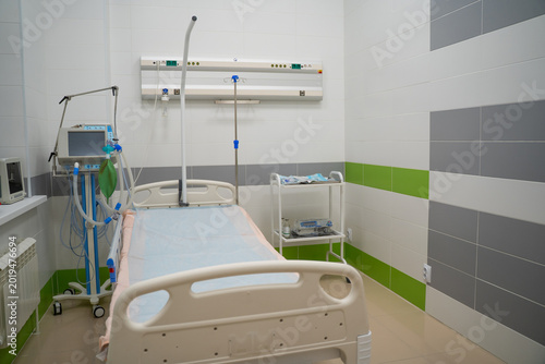 Foto Hospital room with bed and ventilator