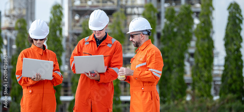 Foto Group of petroleum chemist with laptop and glass flask discussing oil sample quality test while analyzing octane and cetane values laboratory chemical testing at fuel refinery industrial site