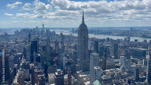 Foto Panoramic view of New York City skyline with Empire State Building under a blue