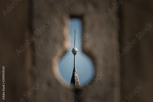 Quadro su tela Castle turret spire seen through narrow keyhole loophole in stone wall at Rosenb