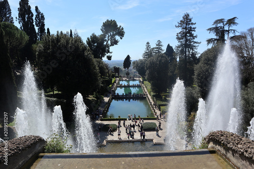 Tableau sur toile Veduta panoramica dall'alto della Fontana di Nettuno e delle Peschiere nei monum