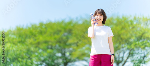 ボトルを持つ女性のスポーツライフスタイルイメージ, Woman Holding Water Bottle for Fitness Lifestyle