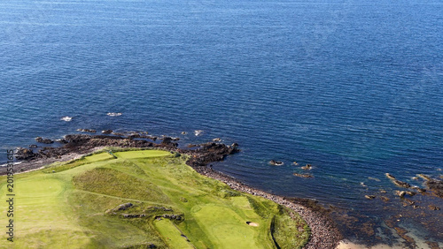 Foto Aerial View of a Coastal Scottish Golf Course and Rocky Shoreline