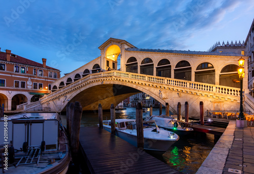Photos Rialto bridge over Grand canal at sunrise, Venice, Italy