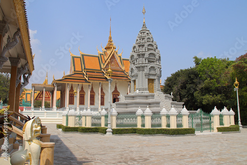 Photos halls and stupa in a buddhist complex (silver pagoda) in phnom penh in cambodia
