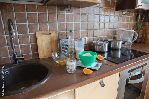 Foto A kitchen countertop with kitchenware, dishes, kitchen scales, and cooking accessories in a homey interior