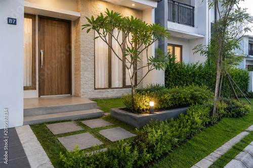 Foto Front, living room, bed room, kitchen room, bath room, garden view of the house exterior of modern and elegant interior/exterior home