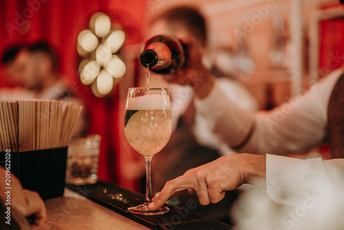 Bild auf Leinwand Drink nalewany przez barmana