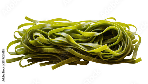 Photos Green spinach fettuccine pasta nest uncooked, isolated on transparent background