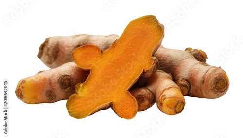 Foto Fresh turmeric root rhizomes one sliced showing vibrant orange flesh, isolated o