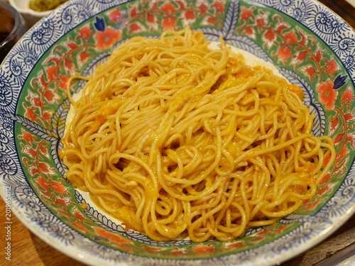中国の上海の上海蟹の蟹味噌ラーメン「蟹黄面」を混ぜて完成したところ（蟹黄麺）