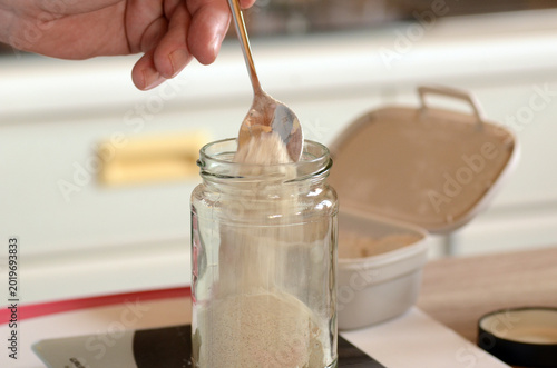 Sauerteig füttern