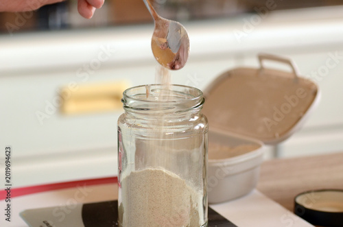 Sauerteig füttern