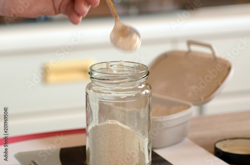 Sauerteig füttern