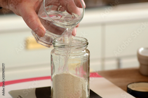 Sauerteig füttern