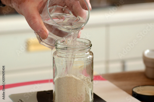 Sauerteig füttern